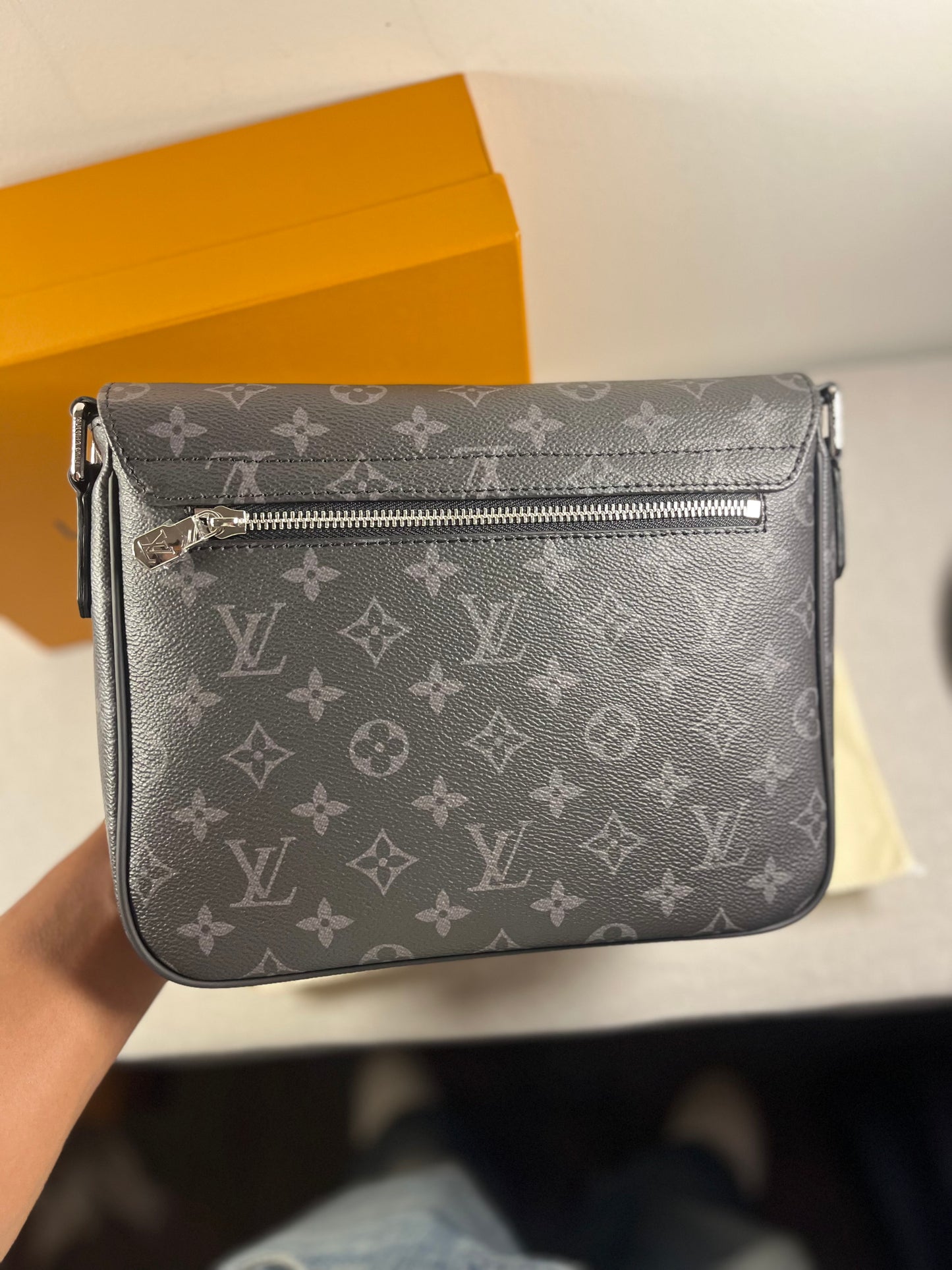 LV MESSENGER BAG