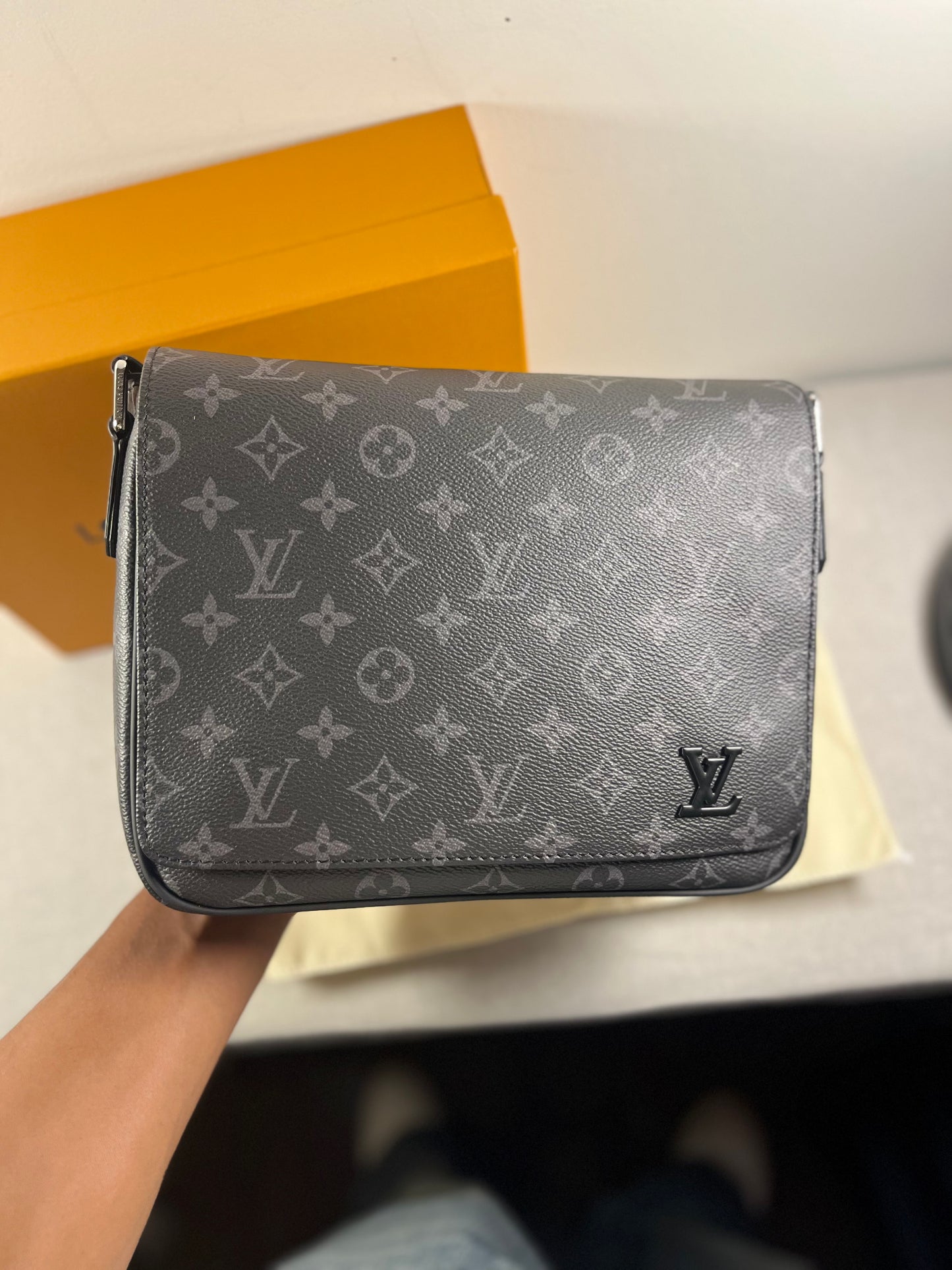 LV MESSENGER BAG