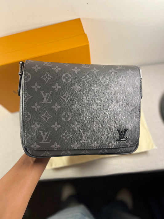 LV MESSENGER BAG